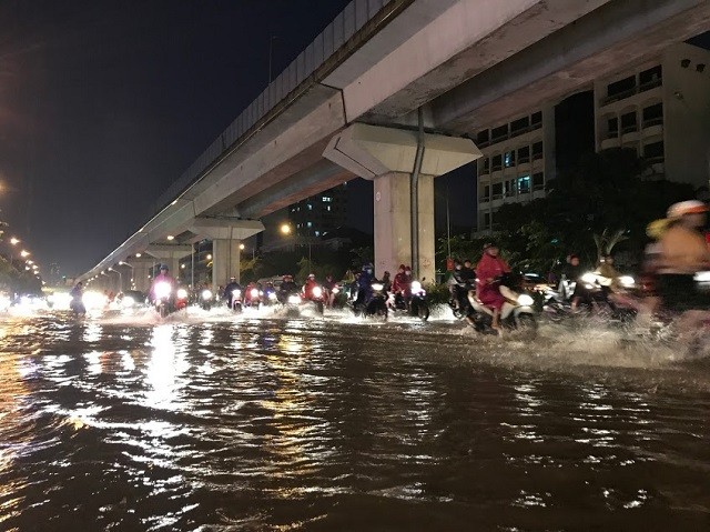 Dan mang xot xa nhin nguoi dan Ha Noi tam mua trong canh tac duong-Hinh-6