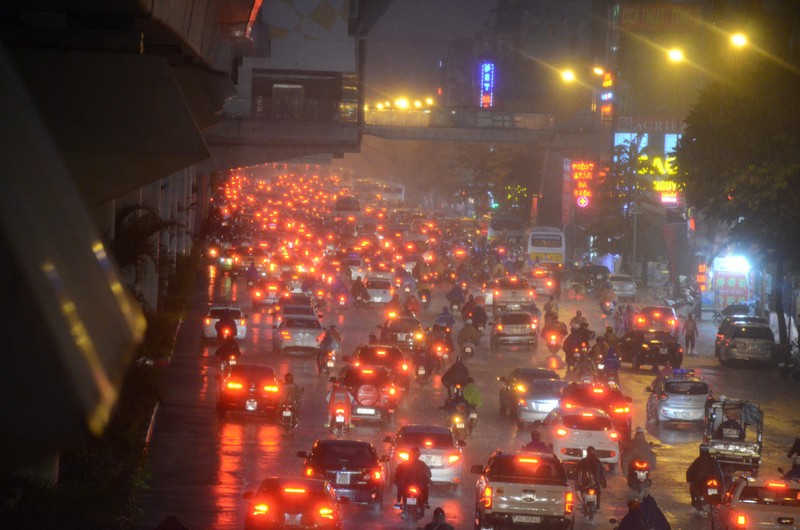 Dan mang xot xa nhin nguoi dan Ha Noi tam mua trong canh tac duong-Hinh-7