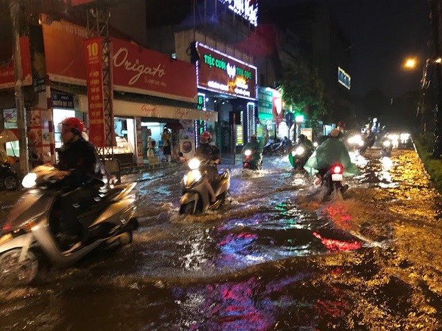 Dan mang xot xa nhin nguoi dan Ha Noi tam mua trong canh tac duong-Hinh-8