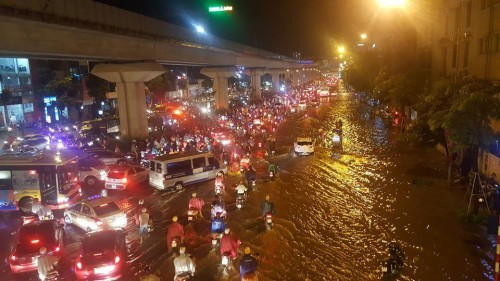 Dan mang xot xa nhin nguoi dan Ha Noi tam mua trong canh tac duong-Hinh-9