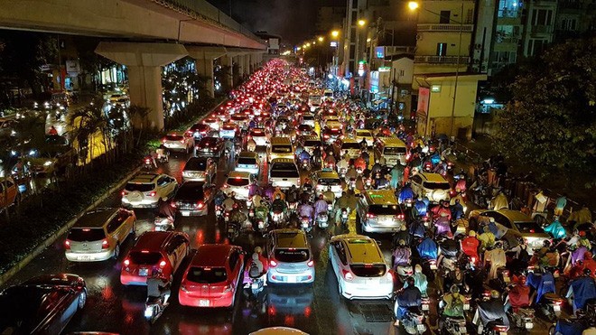 Dan mang xot xa nhin nguoi dan Ha Noi tam mua trong canh tac duong