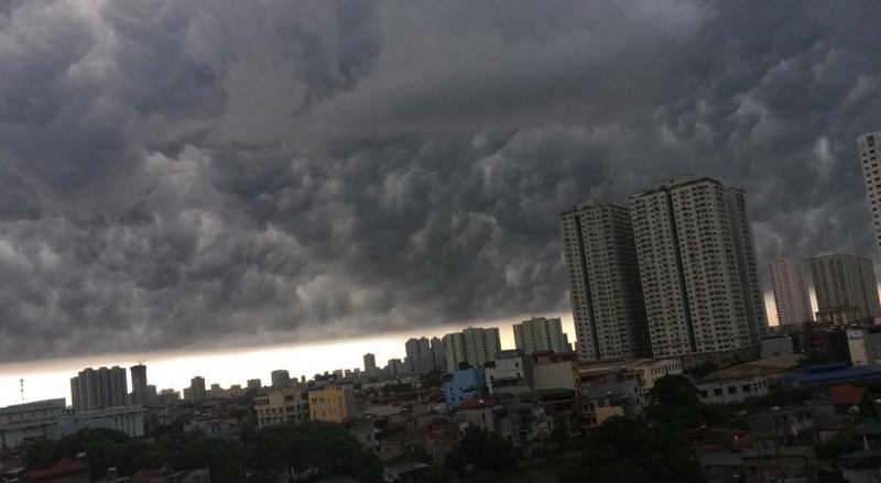 Dan mang khoe anh may den cuon cuon keo den bau troi Ha Noi-Hinh-7