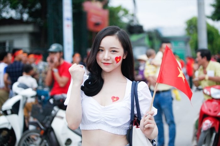 Xuat hien co vu U23 Viet Nam, hot girl World Cup lam sang ca khan dai-Hinh-2