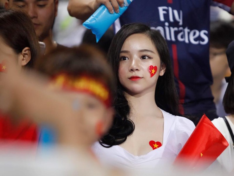 Xuat hien co vu U23 Viet Nam, hot girl World Cup lam sang ca khan dai-Hinh-3