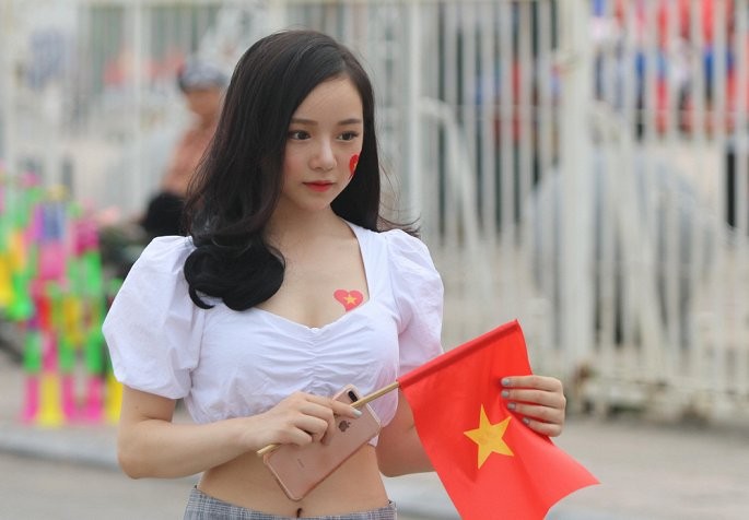 Xuat hien co vu U23 Viet Nam, hot girl World Cup lam sang ca khan dai-Hinh-4