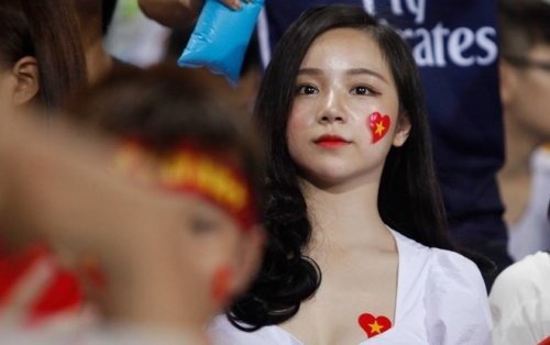 Xuat hien co vu U23 Viet Nam, hot girl World Cup lam sang ca khan dai-Hinh-6