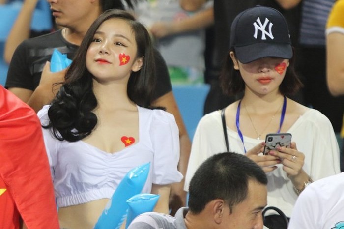 Xuat hien co vu U23 Viet Nam, hot girl World Cup lam sang ca khan dai-Hinh-9