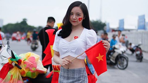 Xuat hien co vu U23 Viet Nam, hot girl World Cup lam sang ca khan dai