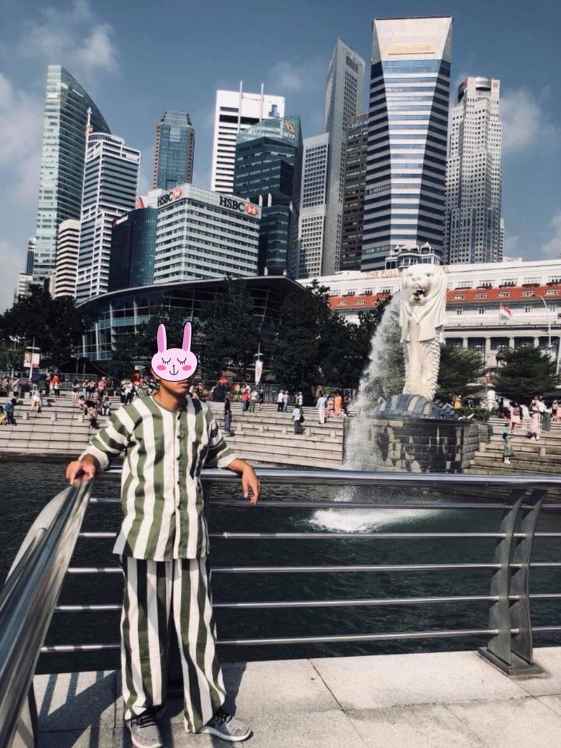 Mac ao tu nhan check-in Singapore, chang trai gay bao CDM dau tuan-Hinh-3