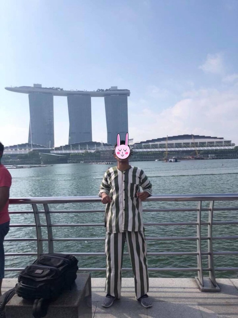 Mac ao tu nhan check-in Singapore, chang trai gay bao CDM dau tuan-Hinh-4
