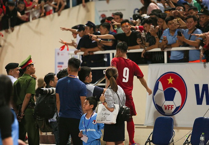 Tuyen thu U23 Viet Nam bat ngo tang vong nguyet que cho ban gai tin don-Hinh-3