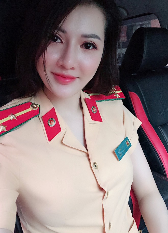 Nu CSGT bong noi tieng tren MXH nho buc anh trong bo quan phuc-Hinh-2