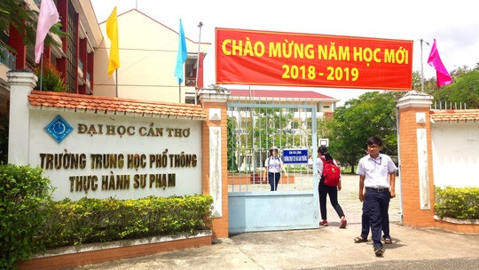 Hoc sinh choi tro phan cam, truong THPT tai Can Tho nhan “mua gach da“-Hinh-6