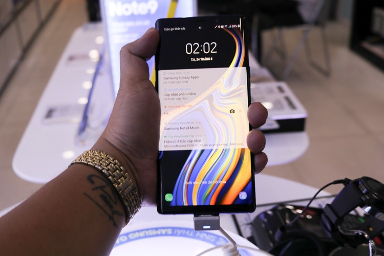 Lu luot xach giuong ra duong ngu doi mua Samsung Galaxy Note 9-Hinh-11