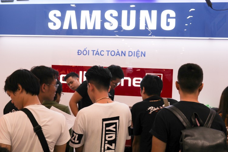 Lu luot xach giuong ra duong ngu doi mua Samsung Galaxy Note 9-Hinh-8