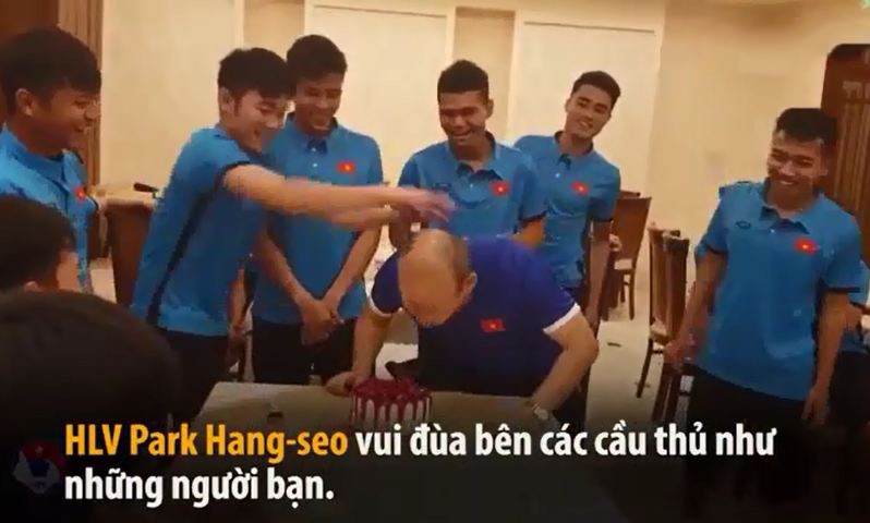 HLV Park Hang Seo va khoanh khac cuc yeu voi cac cau thu U23 Viet Nam-Hinh-8