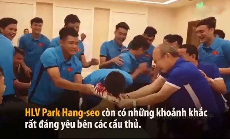 HLV Park Hang Seo va khoanh khac cuc yeu voi cac cau thu U23 Viet Nam-Hinh-9