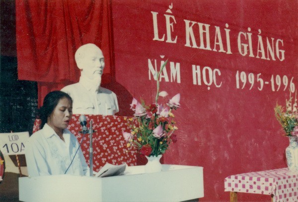 Dan mang hoai niem ve khai giang xua “hoc sinh khan quang do, mu ca lo“-Hinh-6