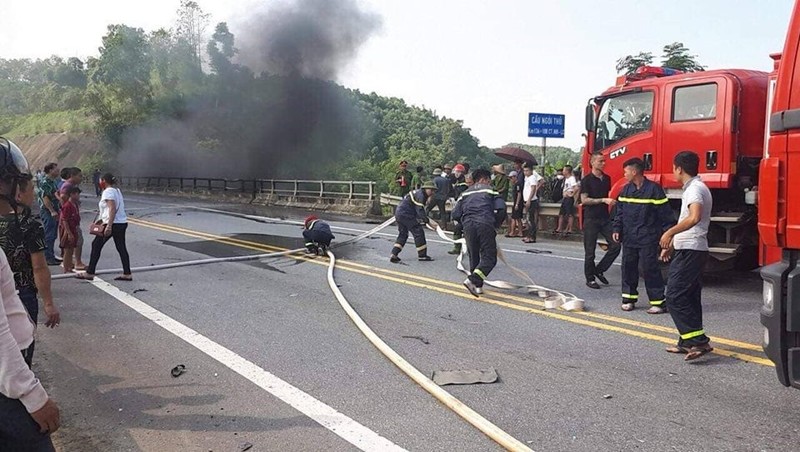 Xe bon cho xang boc chay, cam duong gan 38km tren cao toc Noi Bai - Lao Cai