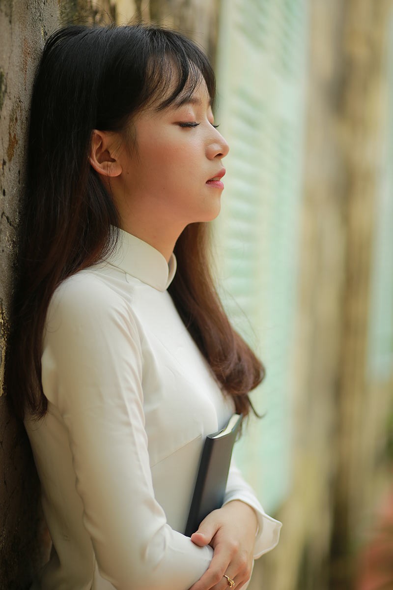 Mac ao dai ngoi bet xuong dat nu sinh Ha Noi bi truy tim vi qua xinh-Hinh-2