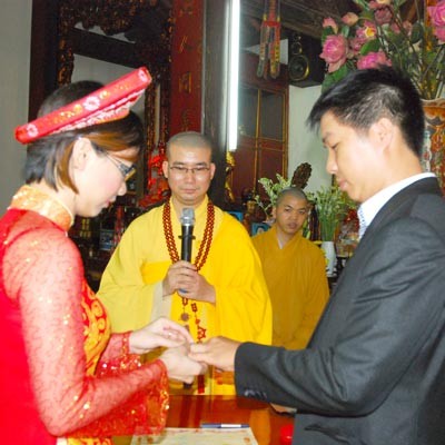 Gioi tre Viet  “theo nhau” cuoi Hang Thuan tai chua-Hinh-7