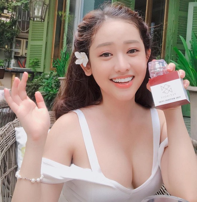 An mac phan cam, hot girl Thuy Vy nhan du gach da tu CDM-Hinh-2