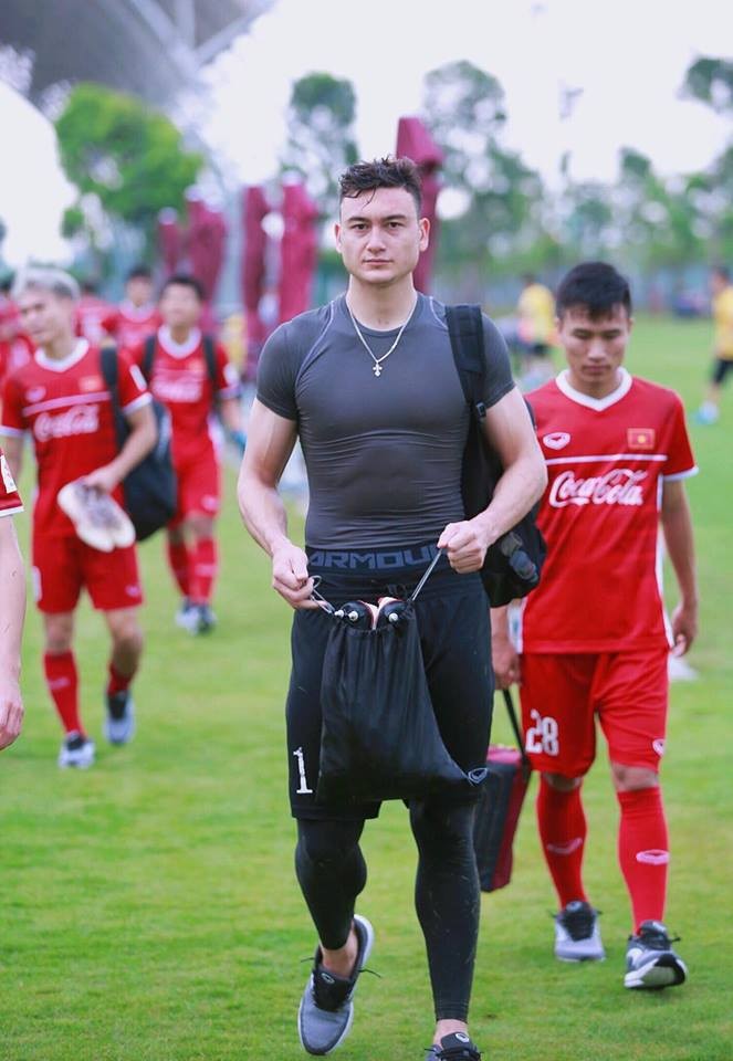 Truoc AFF Cup 2018, thu mon Lam Tay khoe body van nguoi me-Hinh-3