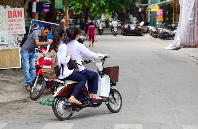 Khong doi mu bao hiem, hoc sinh “lam xiec” voi xe may dien tren pho-Hinh-7