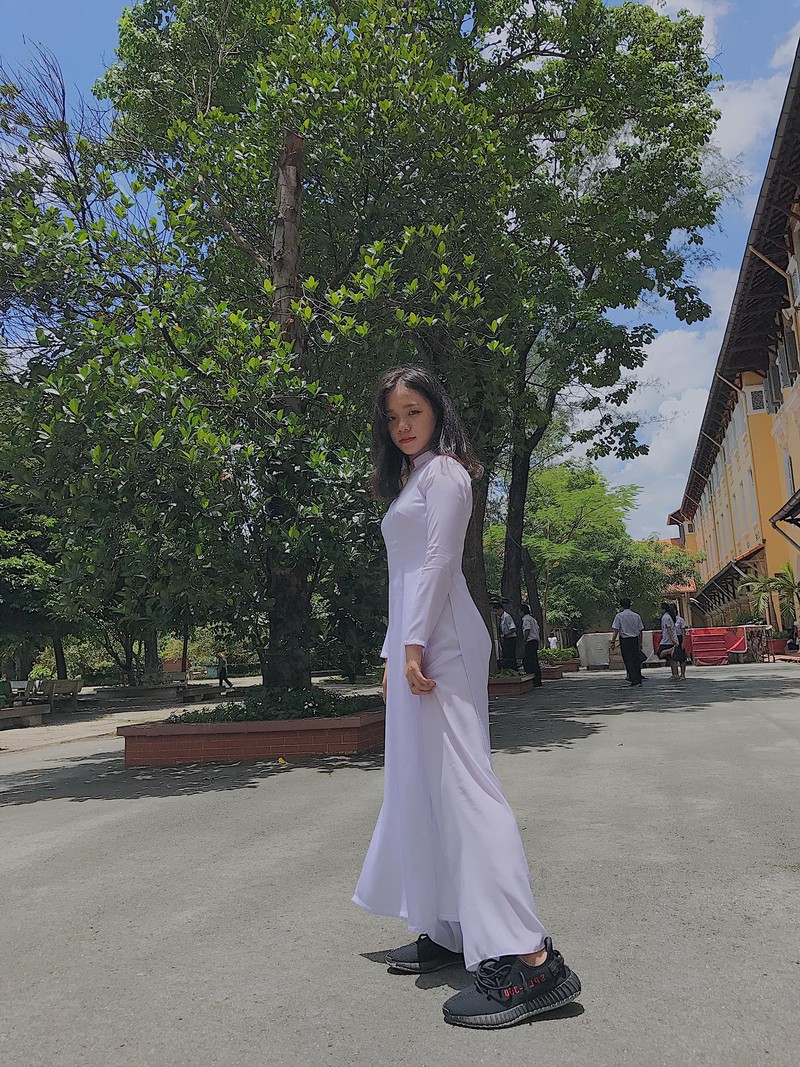 Mac ao dai lo quan tat luoi, nu sinh 10X bi nem da “sap mat“-Hinh-10