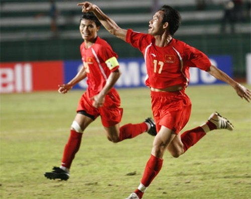 Nhin lai hanh trinh len ngoi vuong cua DT Viet Nam tai AFF Cup 2008-Hinh-3