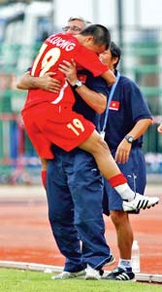 Nhin lai hanh trinh len ngoi vuong cua DT Viet Nam tai AFF Cup 2008-Hinh-4