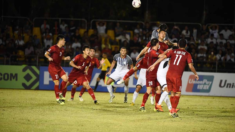 Quang Hai, Cong Phuong lap cong, Viet Nam hien ngang tien vao chung ket AFF Cup-Hinh-19