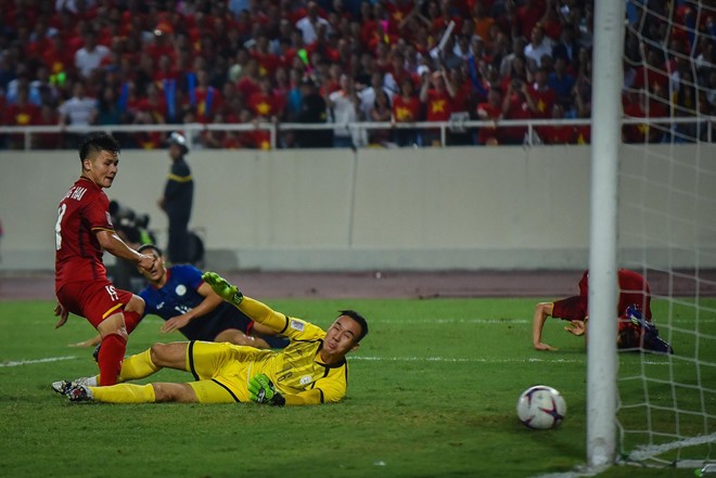 Quang Hai, Cong Phuong lap cong, Viet Nam hien ngang tien vao chung ket AFF Cup