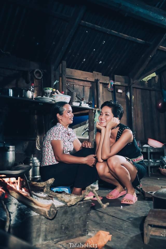 Buoc khoi san khau, Hoa hau H'Hen gay an tuong bang su binh di-Hinh-5