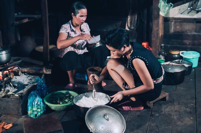 Buoc khoi san khau, Hoa hau H'Hen gay an tuong bang su binh di-Hinh-6