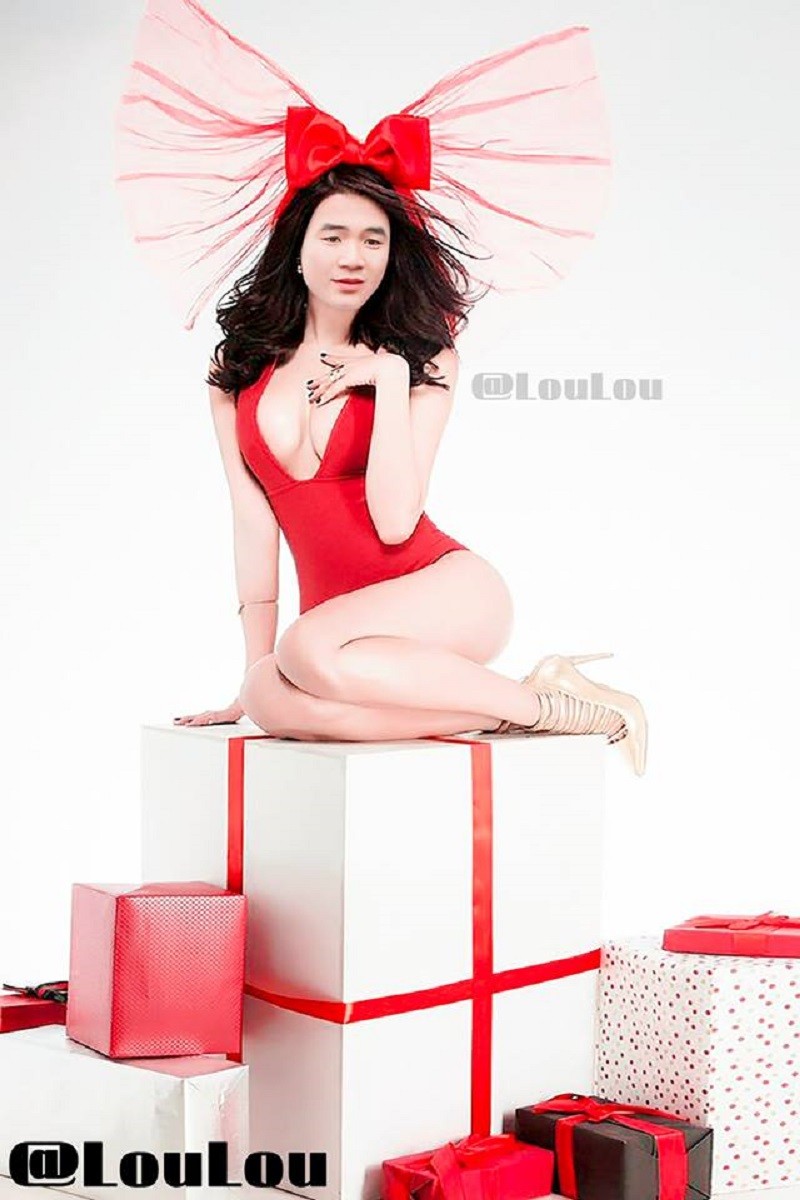 Chet cuoi xem cau thu doi tuyen Viet Nam gia gai dem Noel-Hinh-2