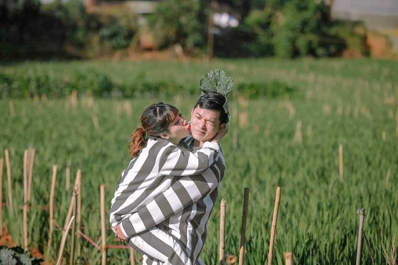 Dan mang “ta hoa” voi bo anh cuoi ao tu cua cap doi Sai thanh-Hinh-5