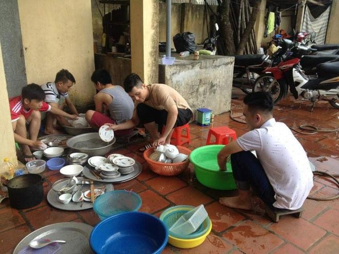 Hoi dan ong rua bat o dam cuoi khien CDM “tranh luan” mau lua-Hinh-4