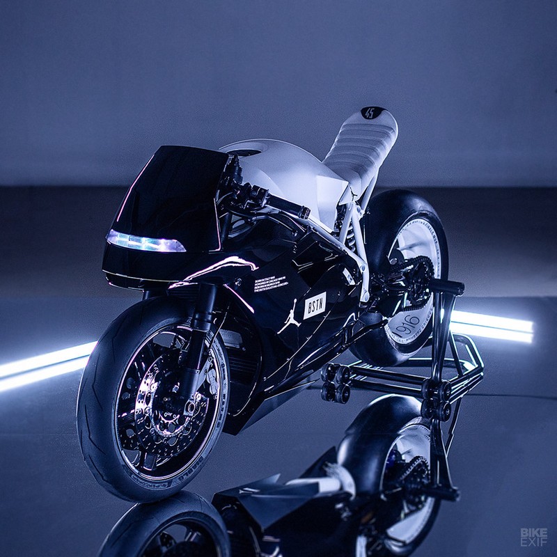 Xe moto Ducati 916 do phong cach giay bong ro Air Jordan-Hinh-3
