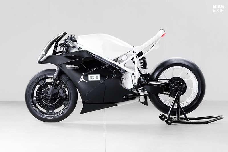 Xe moto Ducati 916 do phong cach giay bong ro Air Jordan
