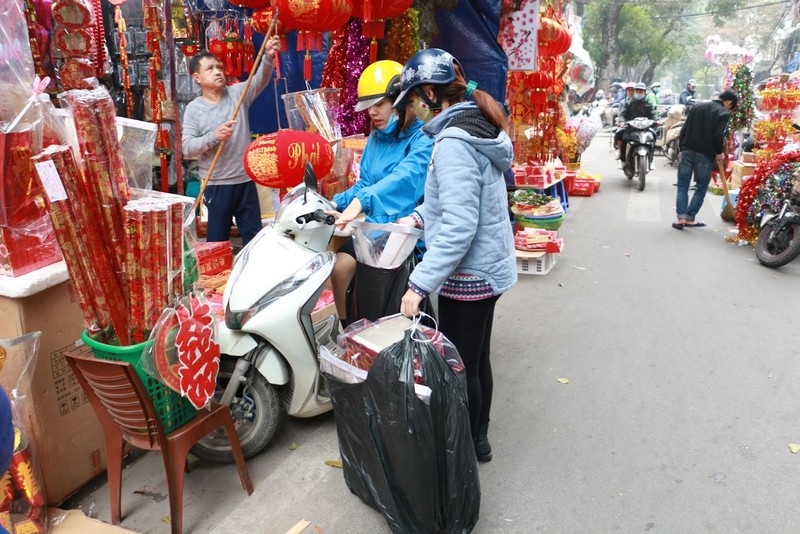 Hang Ma chieu cuoi nam, hoi ha ke ban nguoi mua do don Tet-Hinh-3