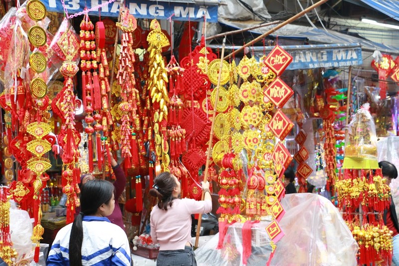 Hang Ma chieu cuoi nam, hoi ha ke ban nguoi mua do don Tet-Hinh-5