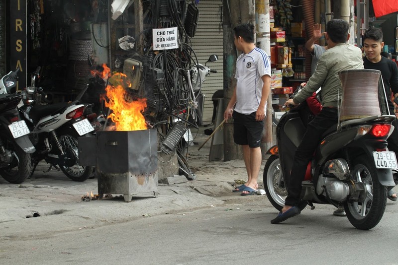 Nguoi dan Ha Noi hoa vang ma Tat nien don nam moi