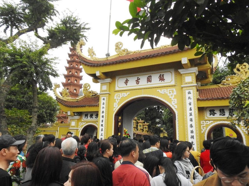 Hang nghin nguoi dan Ha Noi do ve Van Mieu, chua Tran Quoc... du xuan dau nam-Hinh-10