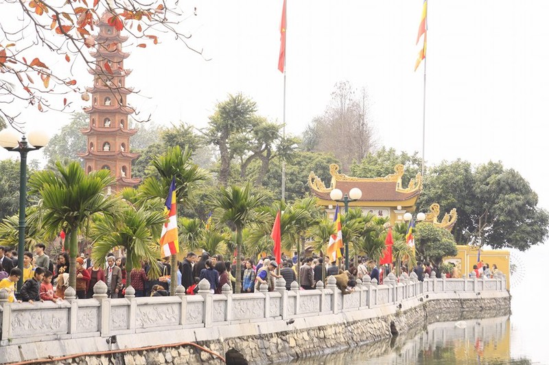 Hang nghin nguoi dan Ha Noi do ve Van Mieu, chua Tran Quoc... du xuan dau nam-Hinh-8