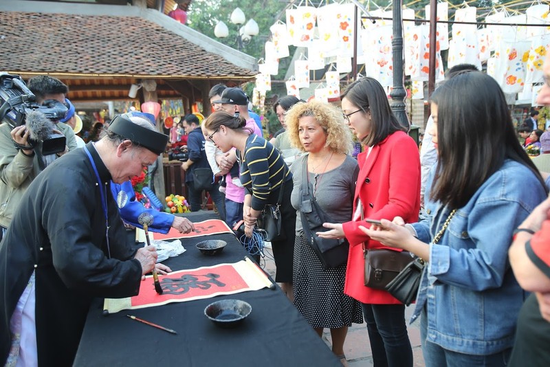 Hang nghin nguoi dan Ha Noi do ve Van Mieu, chua Tran Quoc... du xuan dau nam