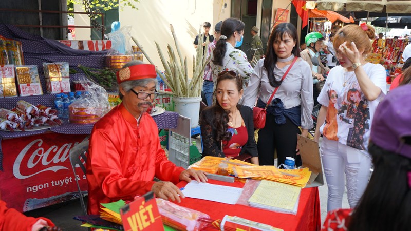 Hang van nguoi chen chan dang le phu Tay Ho ngay dau nam-Hinh-4