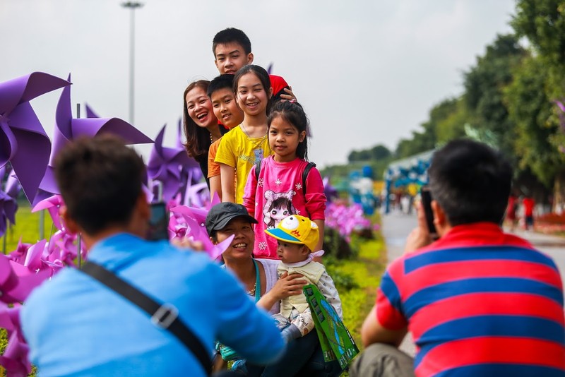 Le hoi hoa xuan Ecopark: Khong hop gia dinh tre nho, gia ca dat 