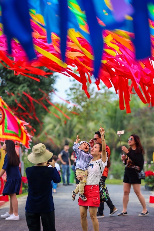 Le hoi hoa xuan Ecopark: Khong hop gia dinh tre nho, gia ca dat 