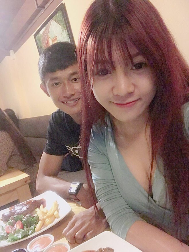 Lo anh ban gai Van Lam tung “khoa moi” voi dan em U22 Viet Nam-Hinh-6